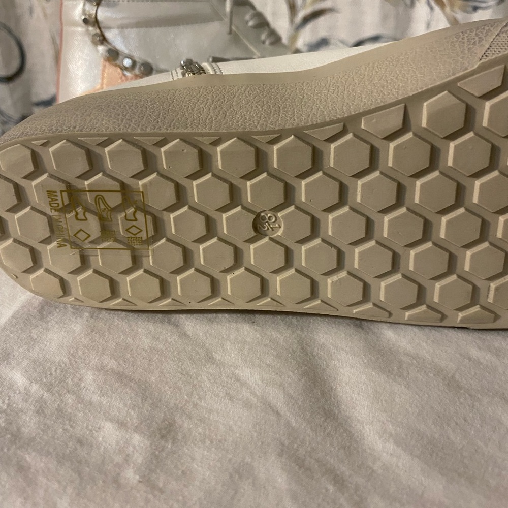 Shu Shop Stylish Silver Pearl High-Top Women's Sneakers 8.5 - Picture 3 of 5